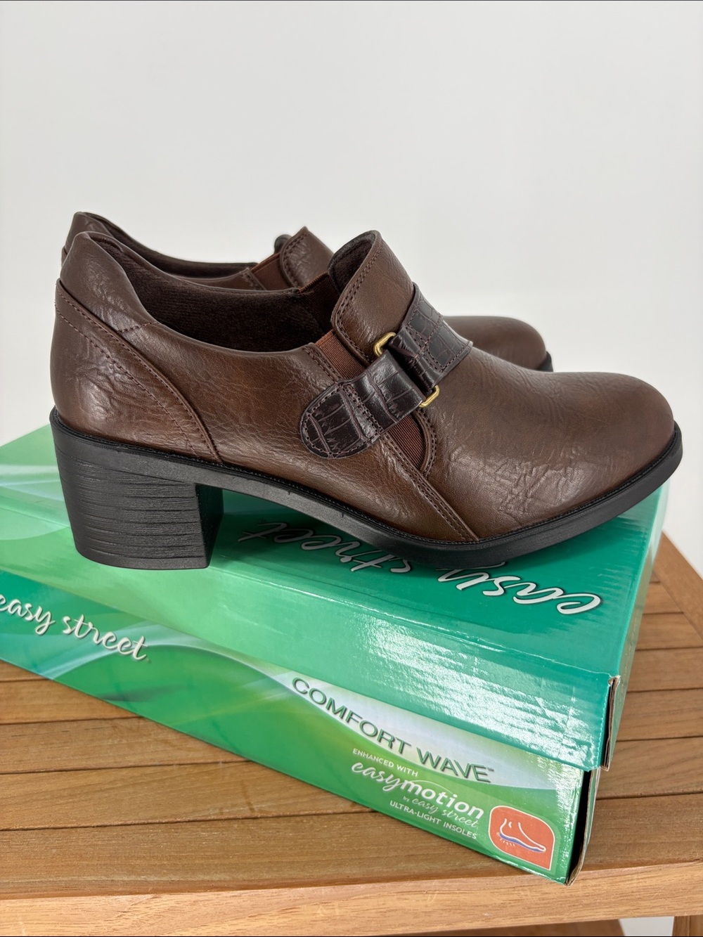 New Easy Street Women’s brown Leather Slip-On Dress Shoes size 7W - Picture 3 of 7